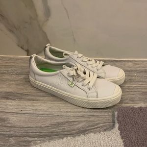 Never worn white leather Cariuma sneakers